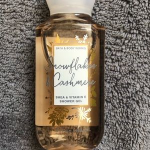 Snowflake + cashmere shower gel